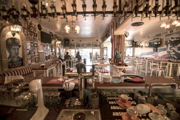 ДРАМА У КАФЕУ У САРАЈЕВУ: Малолетница пререзала вене, оставила опроштајно писмо!